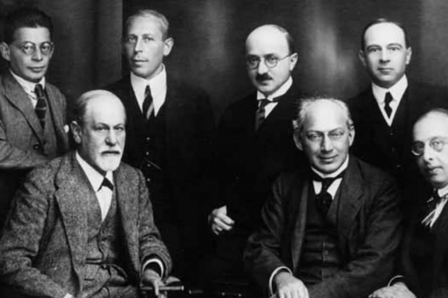 S.Freudas (sėdi pirmas iš kairės) su kolegomis.<br>„Wikimedia Commons“ nuotr.