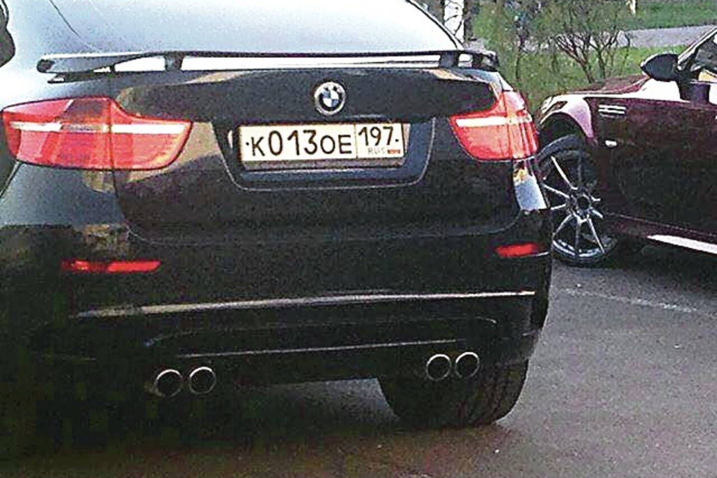Manoma, kad šį visureigį BMW X6M gali būti bandoma gabenti į Vakarų šalis.