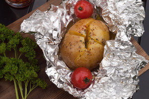 Į iškylą nepamirškite bulvių: gudrybės, kaip jas kepti grilyje