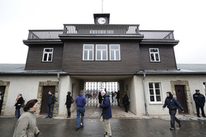 Britai koncentracijos stovykloje rankos mostu pagerbė A. Hitlerį