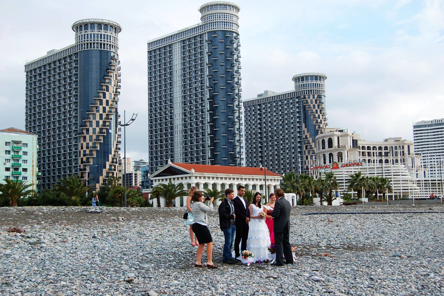 Batumis. Santuokos ceremonija ant Juodosios jūros kranto.<br>A.Pučėtos nuotr.