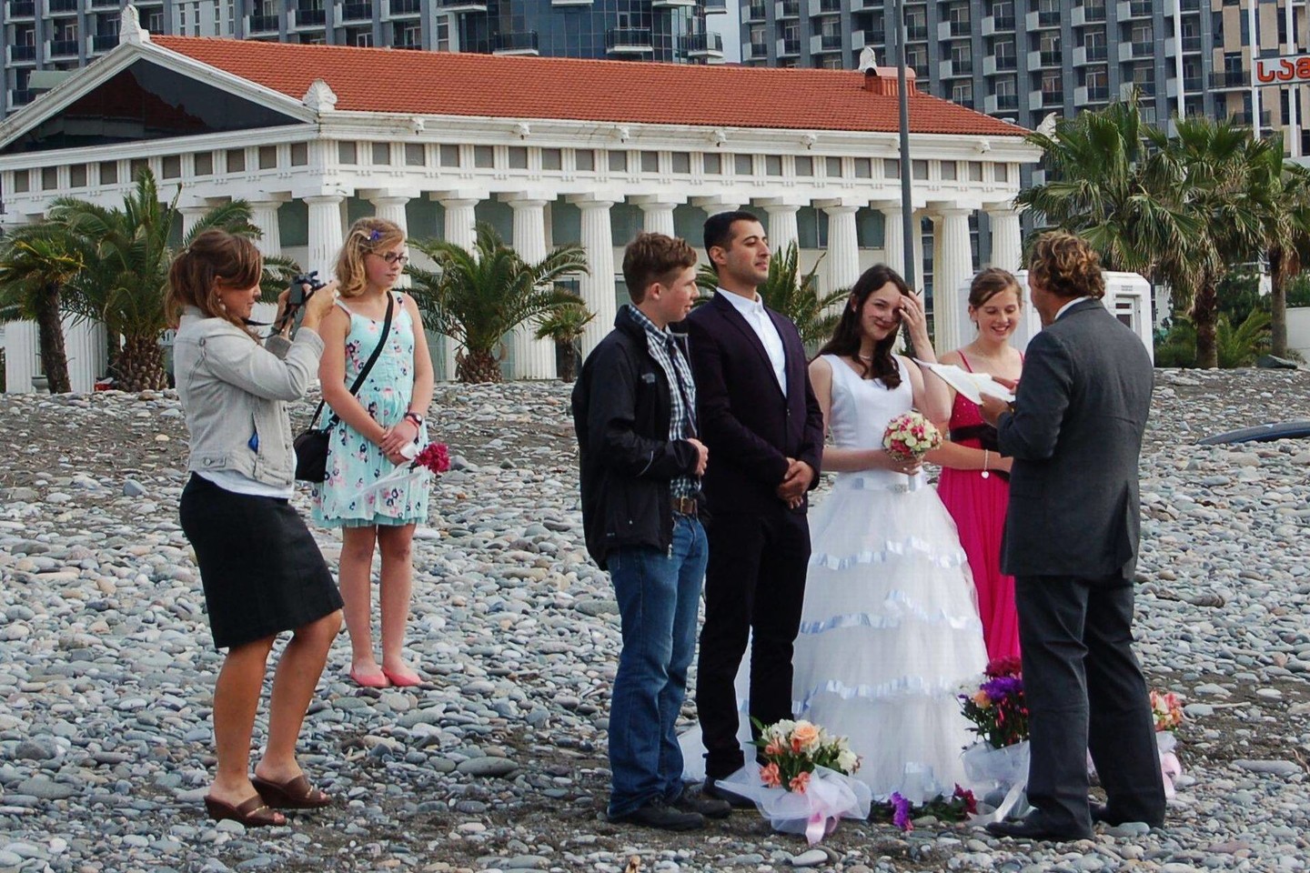 Santuokos ceremonija ant Juodosios jūros kranto.<br>A.Pučėtos nuotr.