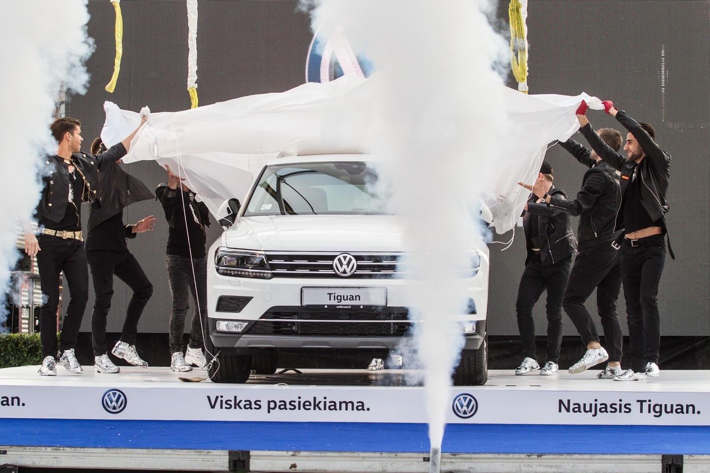 Ketvirtadienio vakarą Vilniaus Katedros aikštėje surengtas efektingas naujos kartos „Volkswagen Tiguan“ pristatymas.