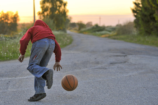 Paskui kamuolį į gatvę išbėgęs vaikas atsidūrė reanimacijoje