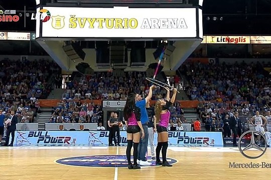 Per rungtynių pertraukėlę šokėjos prajuokino „Neptūno“ trenerį