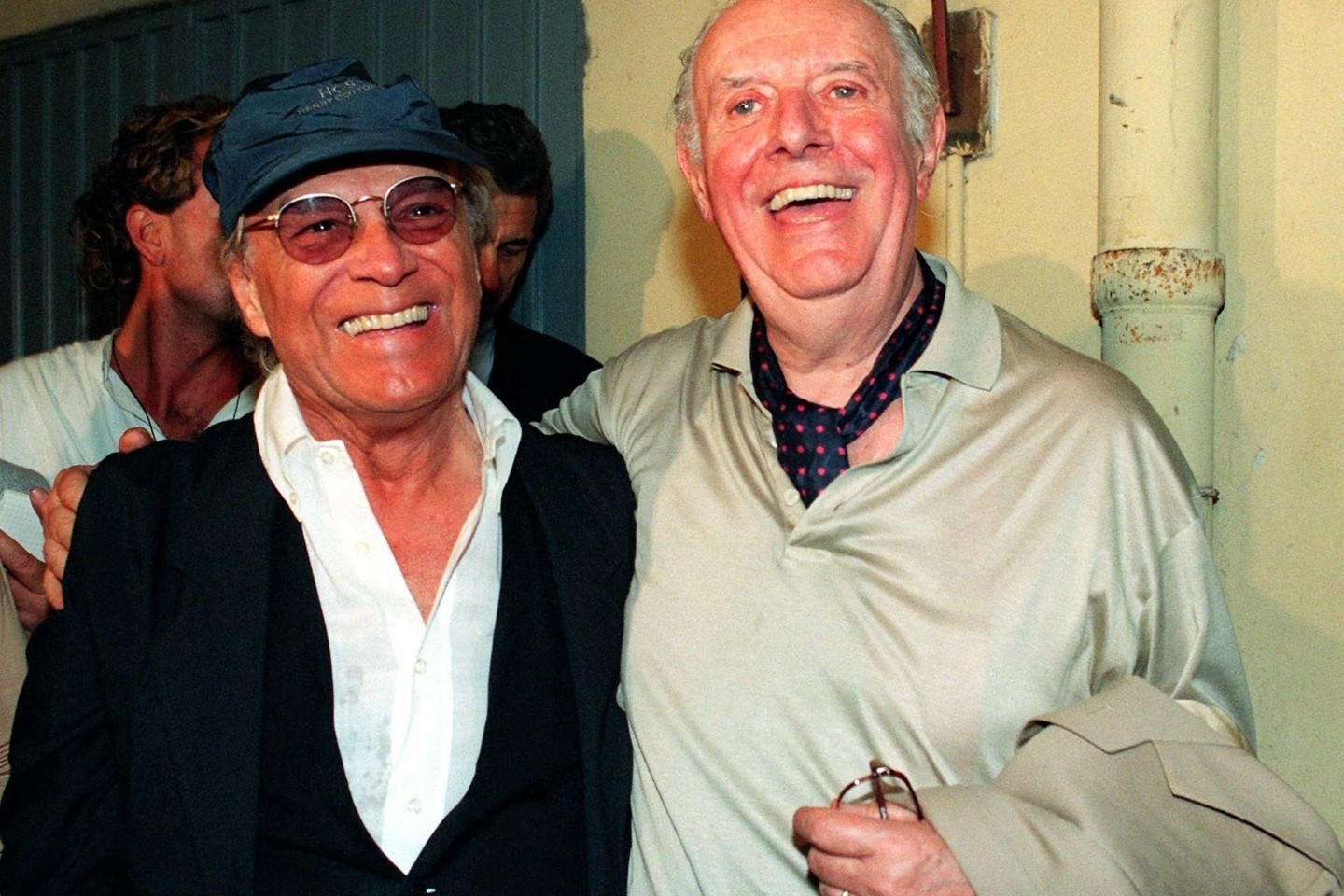 G.Albertazzi (dešinėje) ir Nobelio premijos laureatas D.Fo Milane 1997 metais.