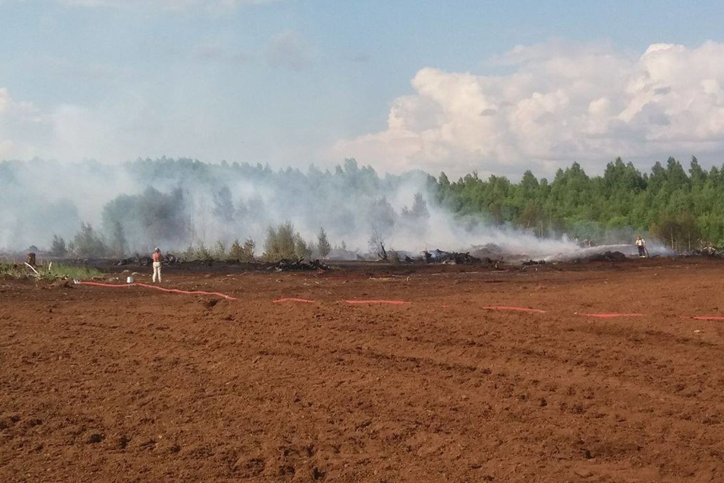 Durpyną gesina 5 ugniagesių cisternos.