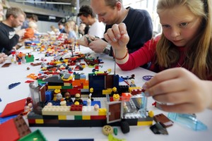 Kas sieja „Lego“ konstruktorius ir smurtą?