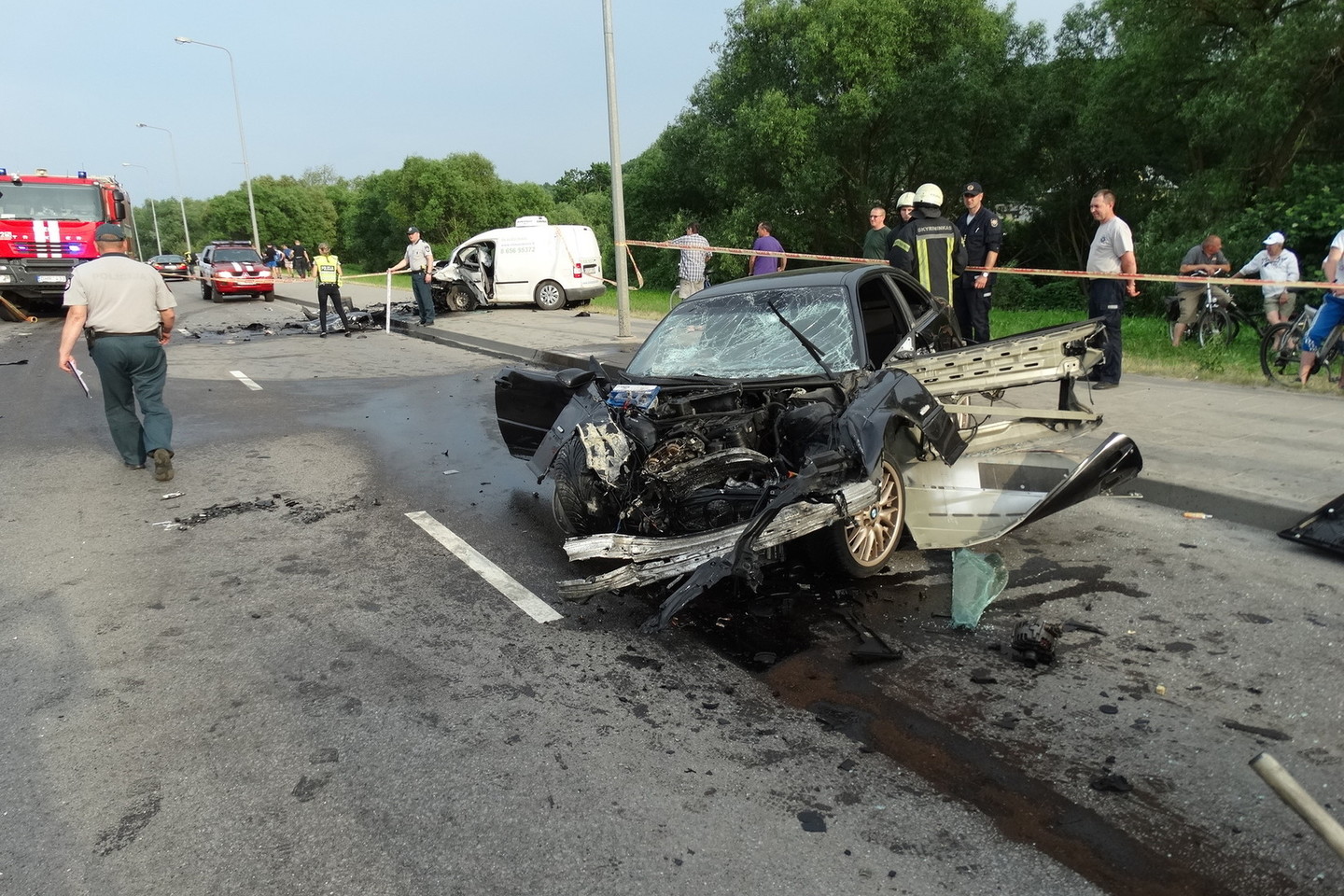 Automobiliai pavirto metalo laužu.