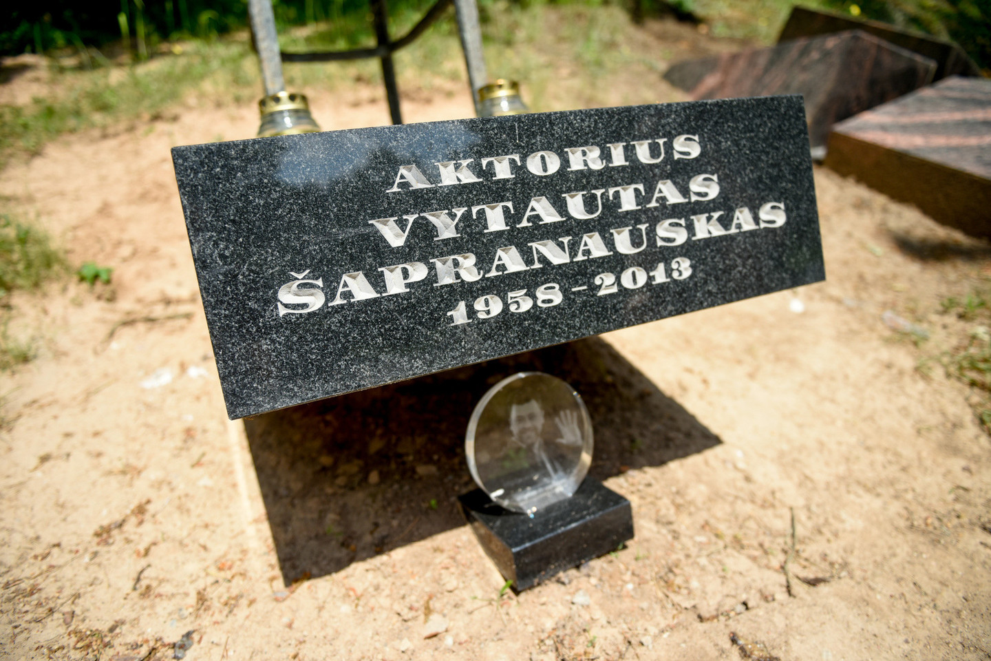 Vytauto Šapranausko amžino poilsio vietą pagaliau papuošė paminklas.<br>D.Umbraso nuotr.