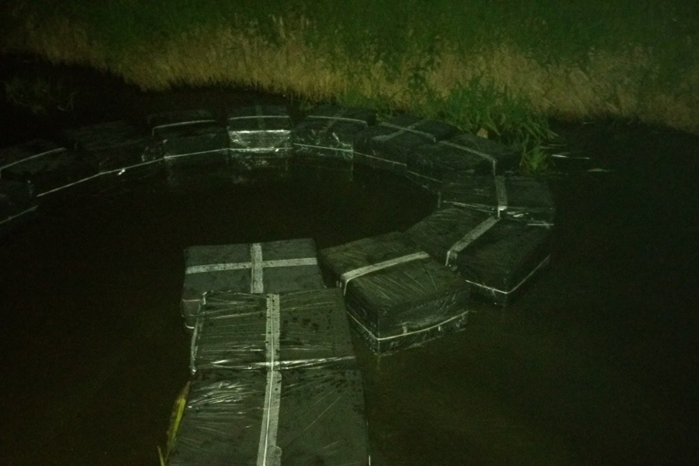 Versekos upeliu iš Baltarusijos atplaukė 10 tūkst. pakelių kontrabandinių cigarečių.
