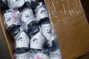 Muitininkai sulaikė vilkiką, pilną „Nike“ batelių klastočių