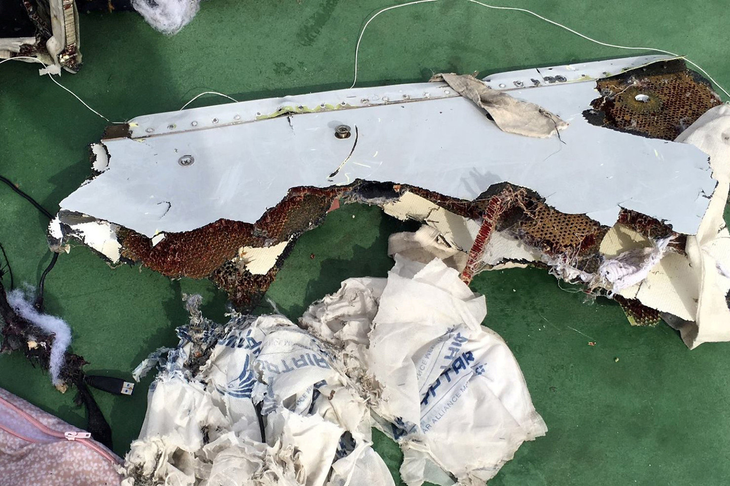Egipto ir JAV institucijos patvirtino, kad dingęs „EgyptAir“ lėktuvas iš tiesų buvo siuntęs pagalbos signalą po to, kai dingo iš radaro Viduržemio jūroje.<br>„Reuters“/“Scanpix“ nuotr.