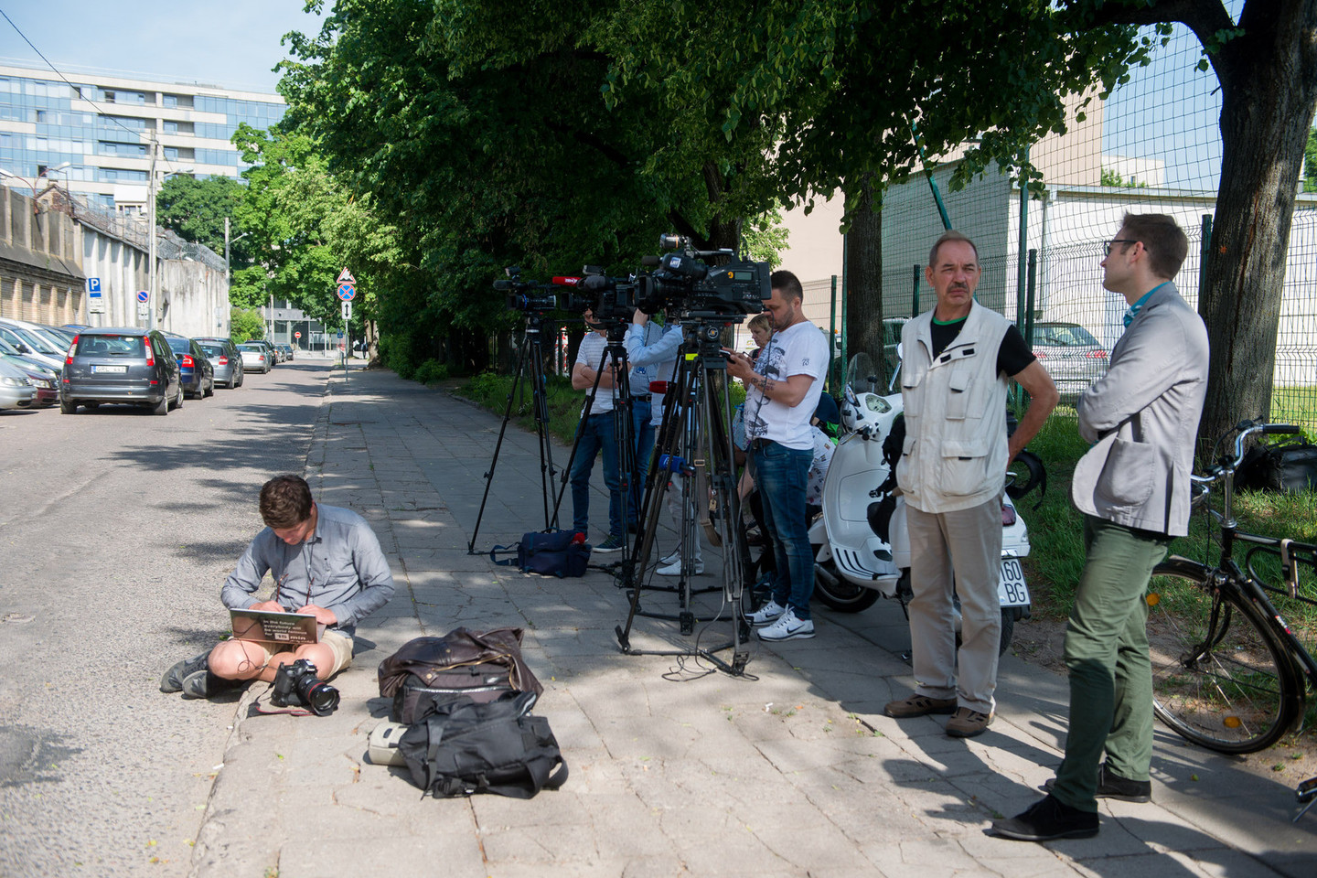Žiniasklaidos atstovai R.Kurlianskio prie Lukiškių laukė nupo antradienio ryto.<br>J.Stacevičiaus nuotr.