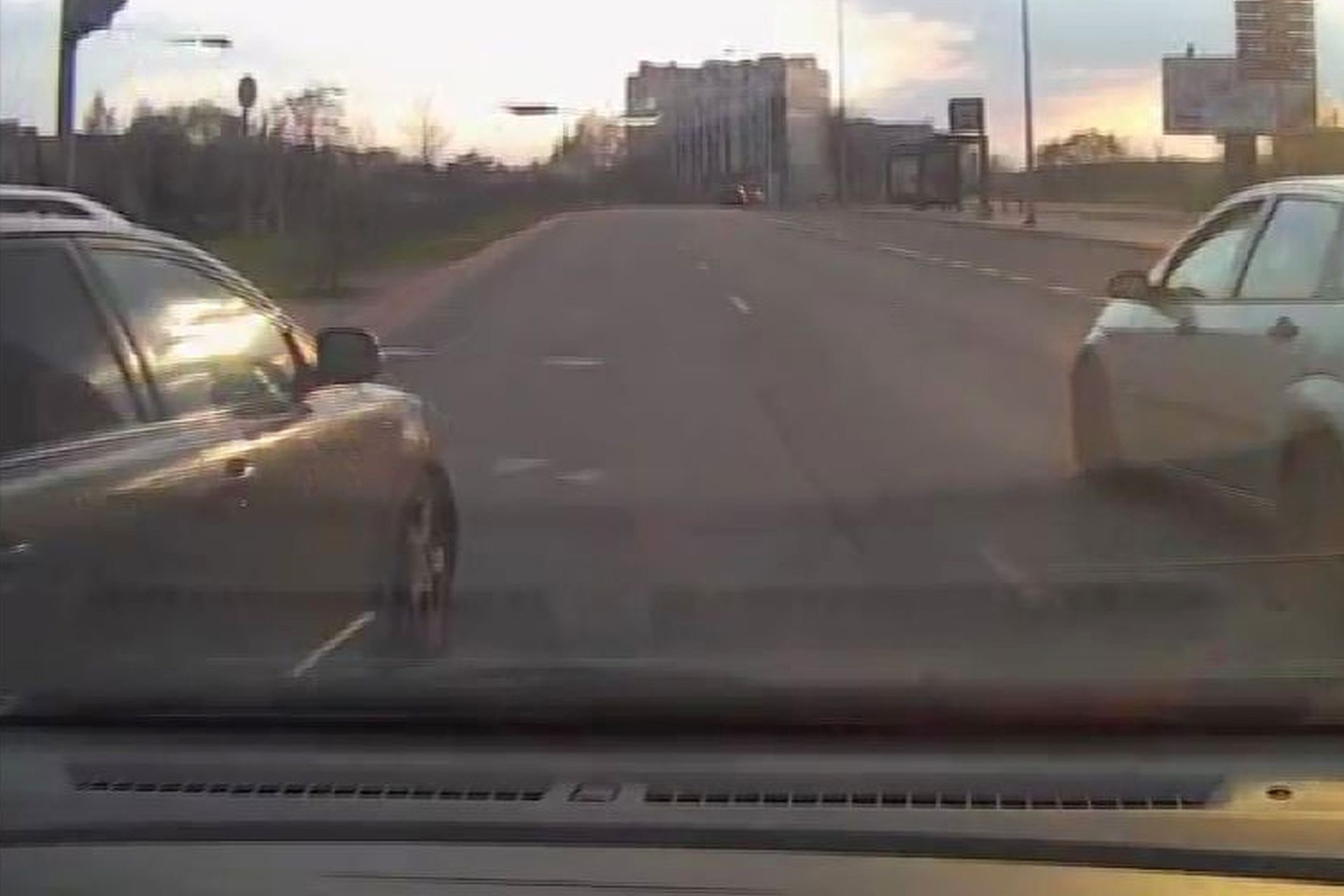 Pilkas „Toyota Avensis“ universalas prasmuko tik per plauką.