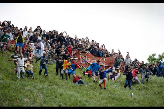 Jungtinėje Karalystėje vyko kasmetinė sūrio ridenimo šventė