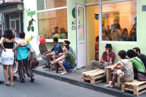 Tbilisio veganų kavinę ekstremistai apmėtė mėsos gabalais
