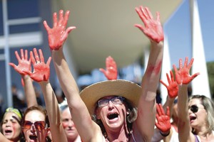 16-metės išprievartavimas Brazilijoje sukėlė įniršį
