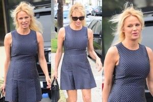 Nesidažiusią ir susivėlusią Pamelą Anderson papuošė šypsena