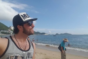 Andrius Kandelis nesilanko teismo posėdžiuose, bet keliauja