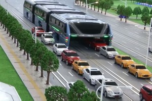 Kiniją nuo spūsčių gelbės automobilius „praryjantis“ autobusas