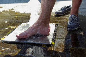 Karštis verčia kojas mirkyti fontane, o kas moka už jo vandenį?