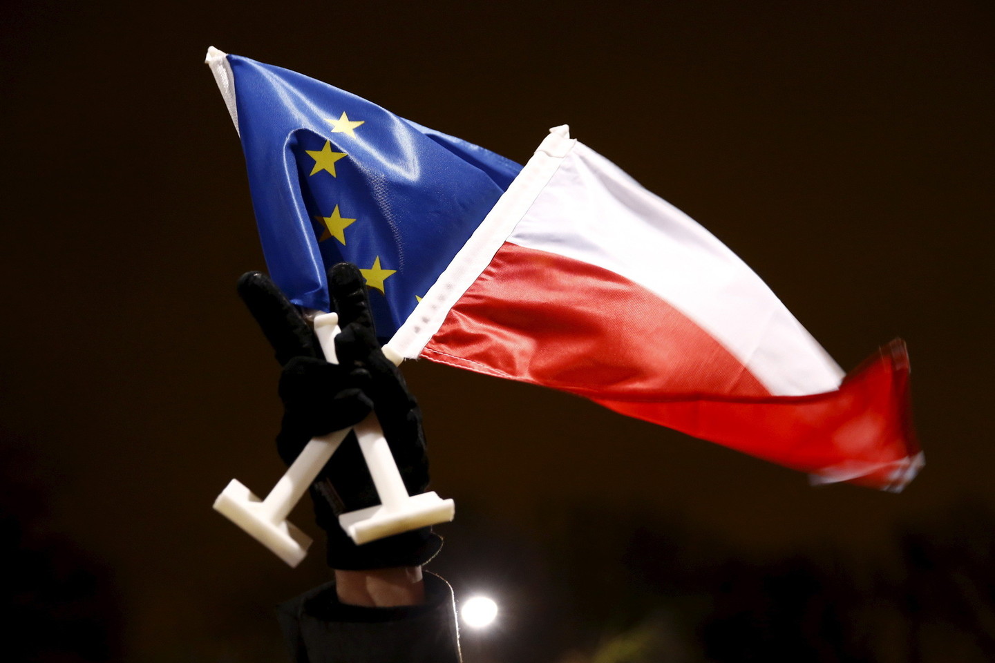 Europos Sąjunga trečiadienį oficialiai perspėjo Lenkiją rasti sprendinį, kuris panaikintų Varšuvos įvykdytas Konstitucinio Tribunolo reformas.