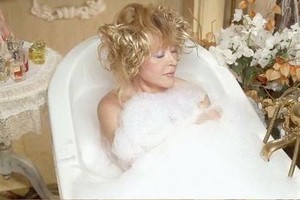 Ala Pugačiova išsirengė dėl mylimojo vaizdo klipo