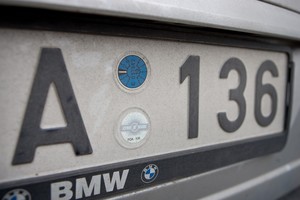 Ant automobilių numerių nebeklijuoja techninės apžiūros lipdukų