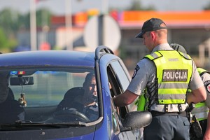 Girtų vairuotojų keleiviams ruošia didžiules baudas