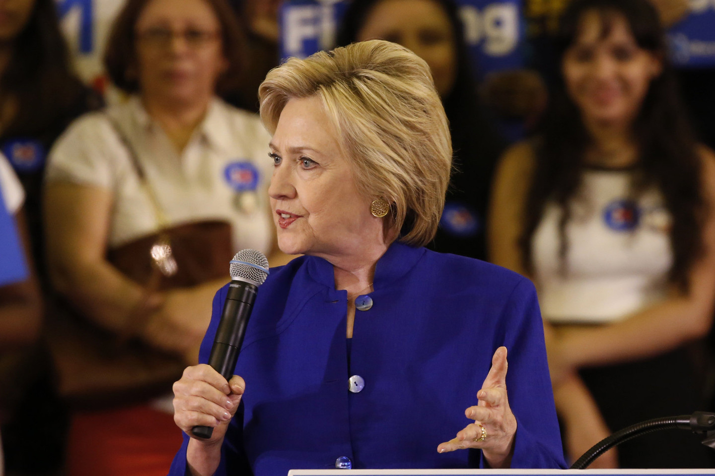 Demokratų kandidatė į JAV prezidento postą Hillary Clinton užsienio politikos klausimu eina į aiškią konfrontaciją su savo konkurentu respublikonu Donaldu Trumpu