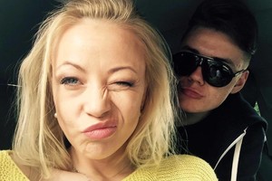 Dainininkės Mios linksmybės – su paaugliu sūnumi Matu