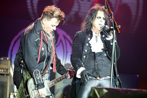 Skyrybų dramą Johnny Deppas bandė pamiršti audringame vakarėlyje