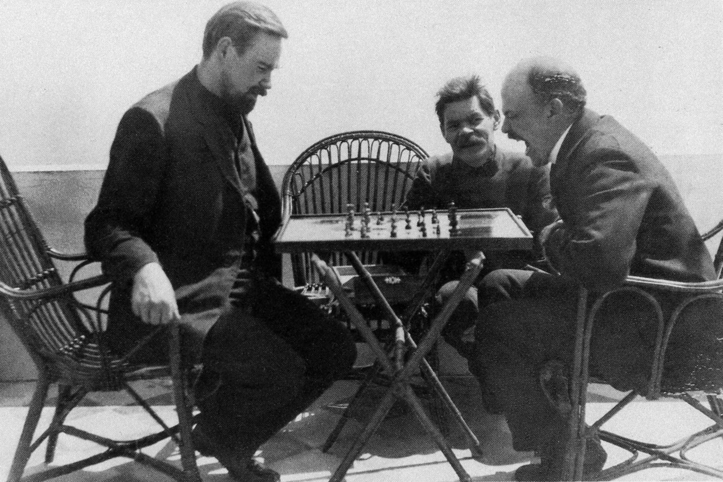 A.Bogdanovas (k.) žaidžia šachmatais su Vladimiru Leninu.<br>ViDA press nuotr.