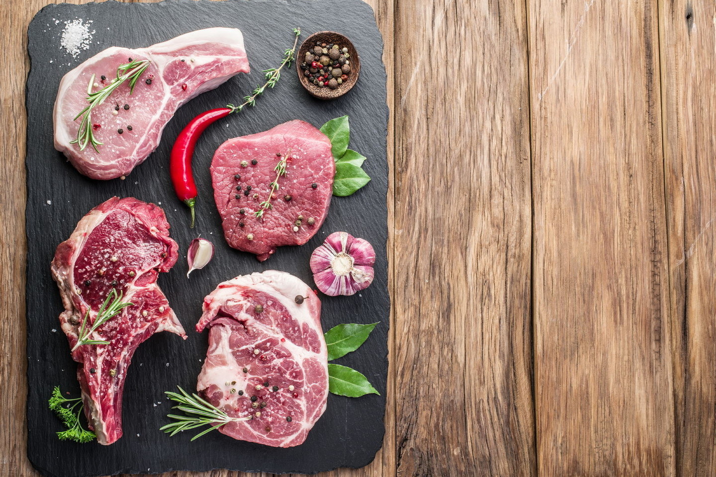 Kaip išsirinkti tinkamą mėsą, kaip ją marinuoti ir kuo pagardinti, kad kiekvienas kąsnis taptu malonumu?<br>123rf nuotr.