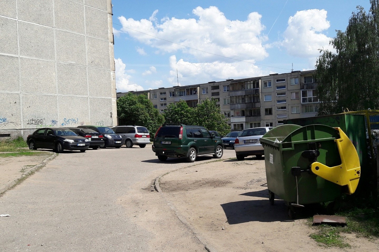 Savivaldybė tikina, kad prie namo Žirmūnų gatvė nr. 42 problema išspręsta.<br>Vilniaus savivaldybės nuotr.