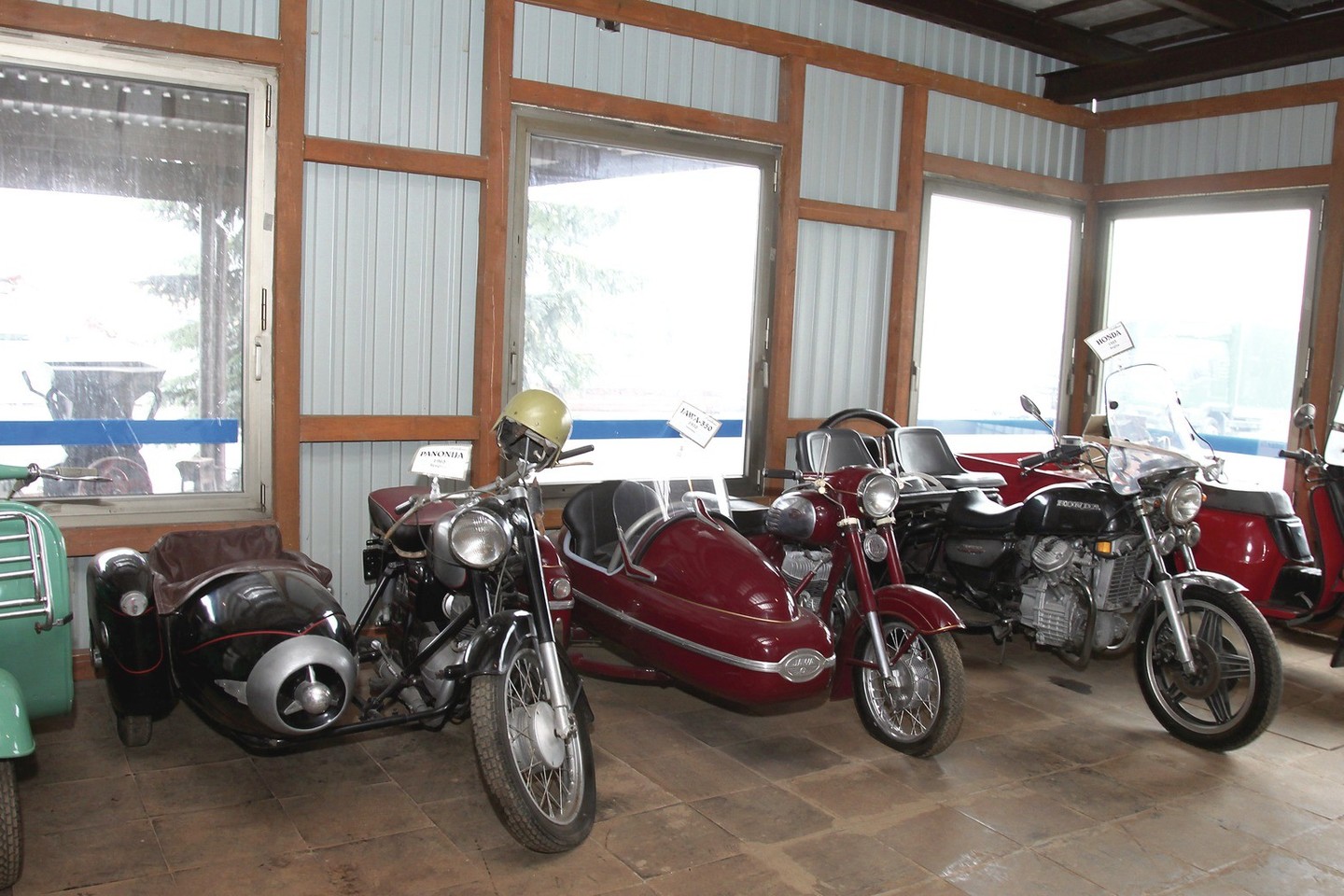 Verslininkas Kęstutis Kubilius prisimena visų savo kolekcijos automobilių ir motociklų istorijas.<br>R.Brazytės nuotr.