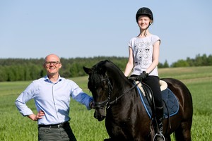 Edmundo Jakilaičio dukters apdovanojimai nebetelpa į jo glėbį