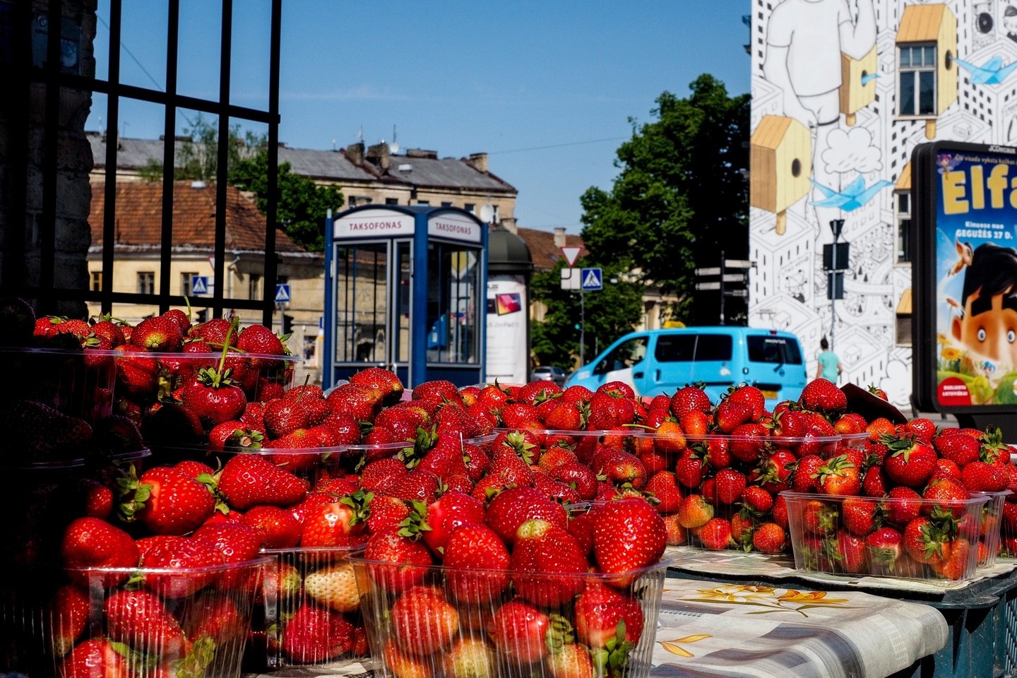 Turguose braškių paklausa kaip niekada didelė – galima rasti lenkiškų, graikiškų, savo užaugintomis prekiauja ir aplinkiniai ūkininkai.