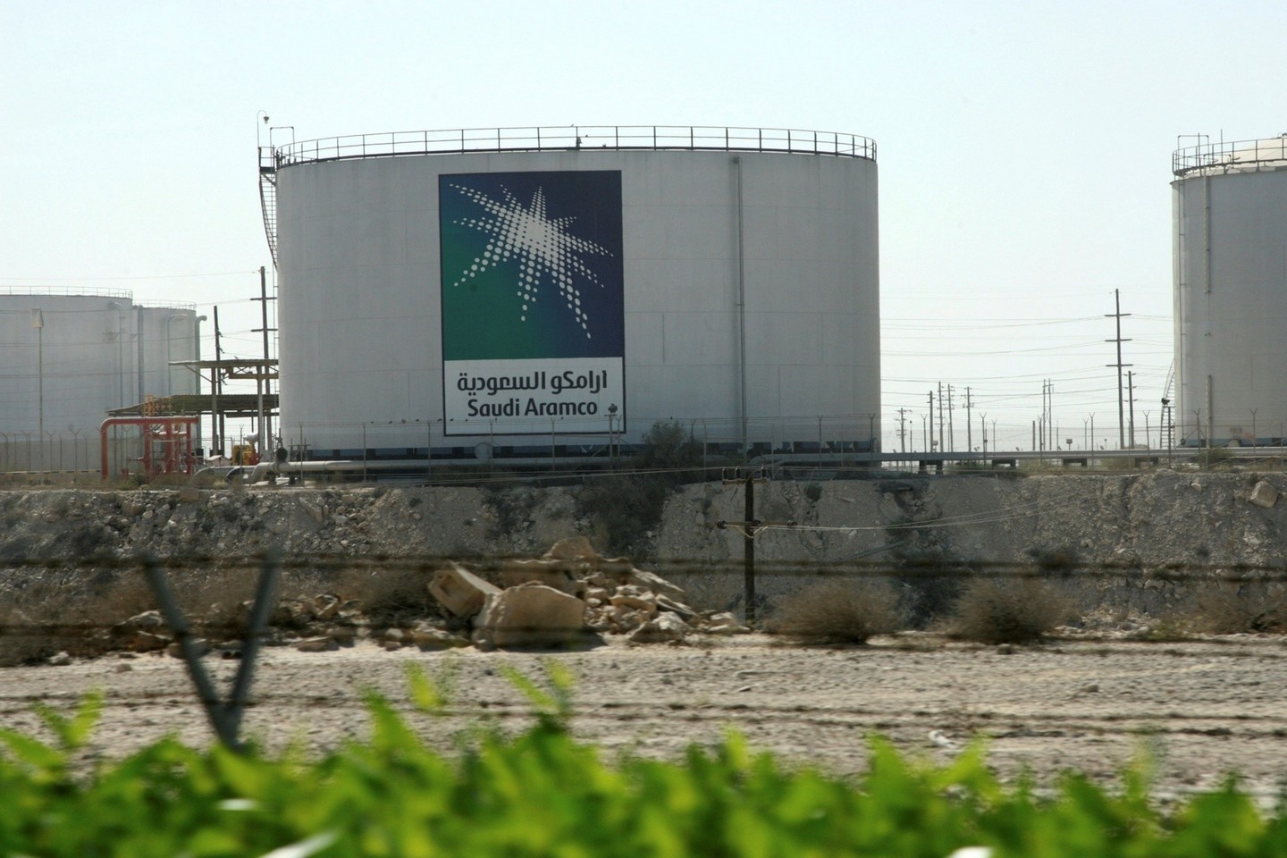 Valstybinė naftos bendrovė „Saudi Aramco“ sumažino liepos mėnesio pristatymo žaliavinės naftos barelio kainą 35 centais.<br>Reuters/Scanpix nuotr.
