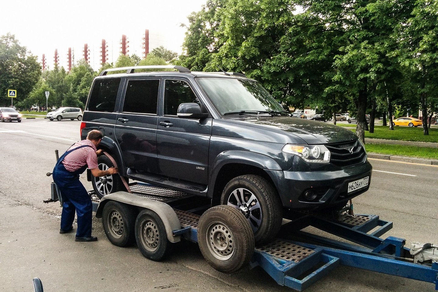Pripildžius pilnus „UAZ Patriot“ bakus benzinas pradėjo tiesiog bėgti upeliais.<br>Artem Achkasov tinklaraščio nuotr.