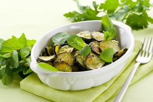 Ir sočios, ir lengvos cukinijų salotos: trys receptai