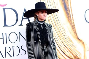 Mados apdovanojimuose – dailios suknelės ir Beyonce padėka