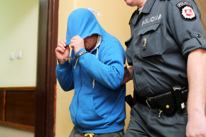 Mėsos muštuku vaikus talžęs patėvis apkaltintas ir tvirkinimu