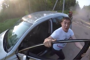 Iš „Lexus“ šokęs rusas puolė muštis: apstulbo sužinoję, kas jis