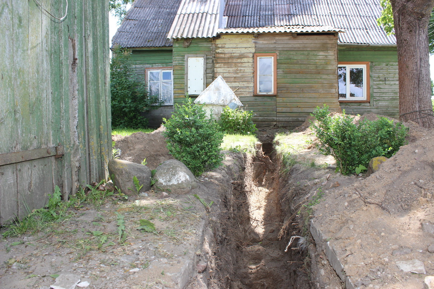 Telšių rajone moteris kartu su namu nusipirko ir žmogaus palaikus.