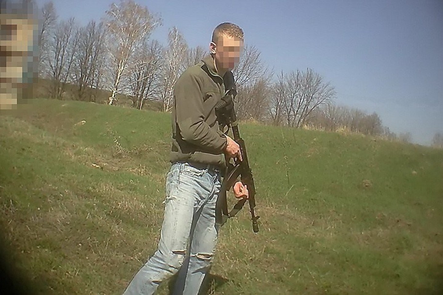 Ukraina pirmadienį pranešė, kad praeitą mėnesį suėmė tą 25 metų vyrą, pas kurį buvo rastas įspūdingas ginklų ir sprogmenų arsenalas.<br>Ukrainos saugumo tarnybos (SBU) nuotr.