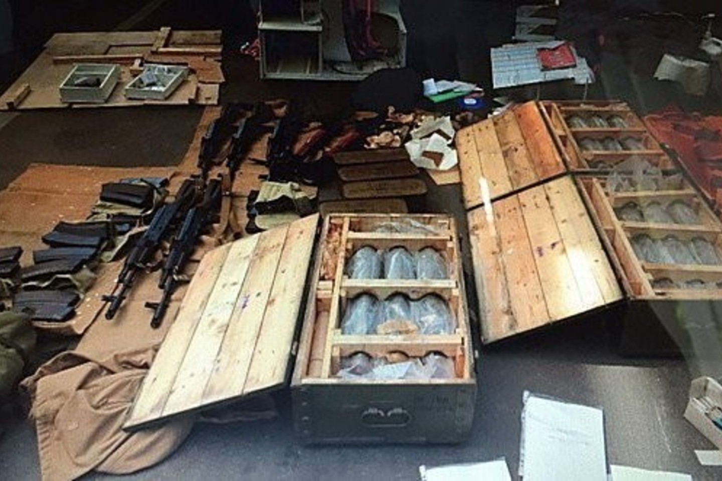 Ukraina pirmadienį pranešė, kad praeitą mėnesį suėmė tą 25 metų vyrą, pas kurį buvo rastas įspūdingas ginklų ir sprogmenų arsenalas.<br>Ukrainos saugumo tarnybos (SBU) nuotr.