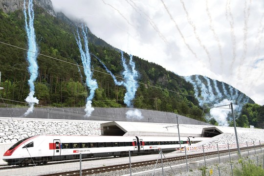 Ilgai lauktas kelias per Alpes jau turi simbolinę prasmę