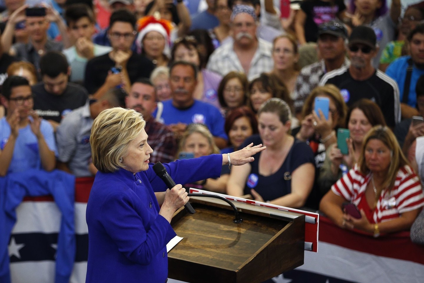 Žiniasklaida skelbia, kad H.Clinton užsitikrino nominavimui partijos kandidate reikalingą delegatų palaikymą.